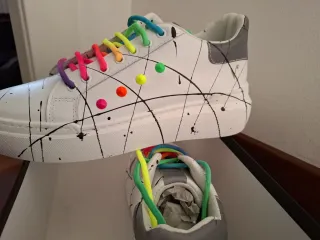 Scarpe sneakers bianche con lacci arcobaleno