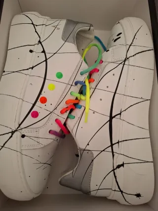 Scarpe sneakers bianche con lacci arcobaleno