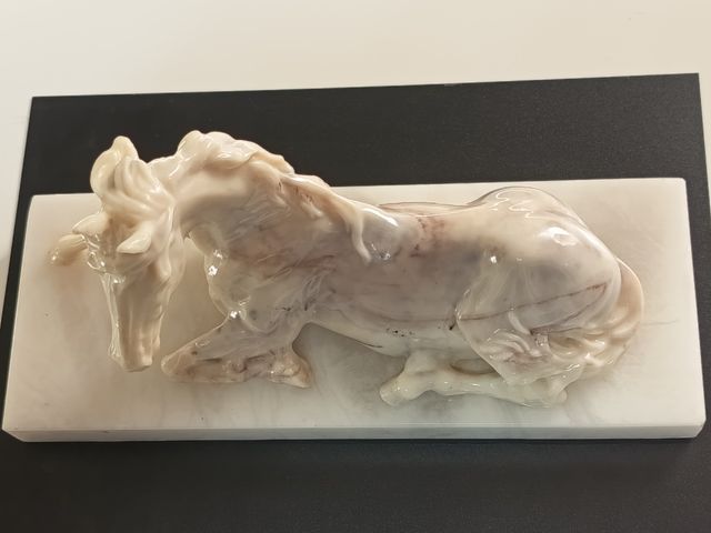 Figura Caballo Mármol Beige y Blanco