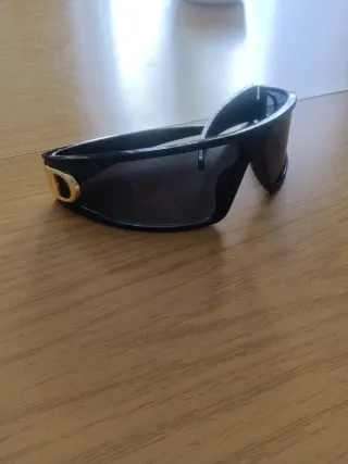 Gafas de sol negras y doradas