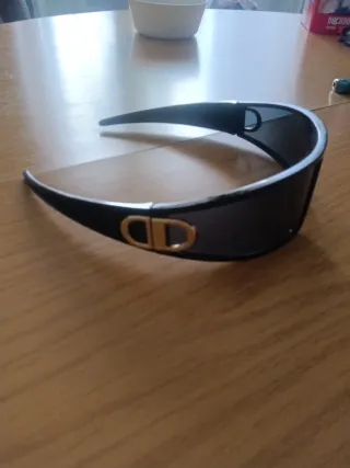 Gafas de sol negras y doradas