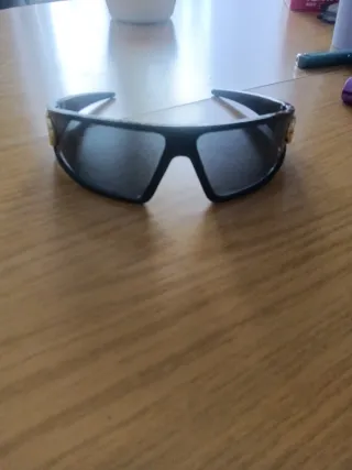 Gafas de sol negras y doradas