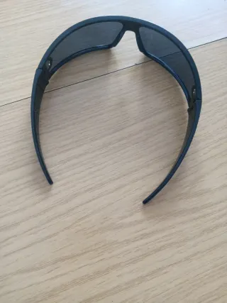 Gafas de sol negras y doradas