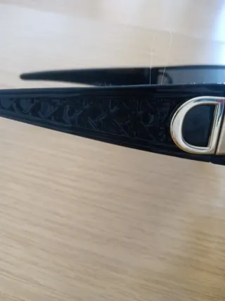 Gafas de sol negras y doradas