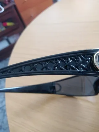 Gafas de sol negras y doradas