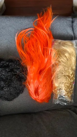 Lote 3 pelucas disfraz (negra, rubia, naranja)