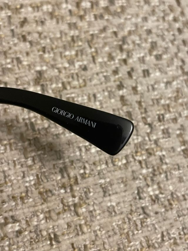 Occhiali Giorgio Armani neri e con logo con Swarow