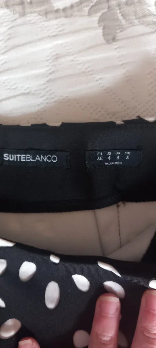 Falda tubo negra con flores blancas T36