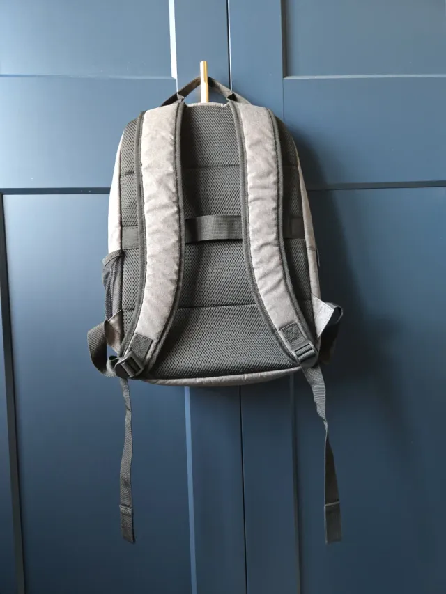 Mochila Para Portatil  HP 17" Gris. Como nueva.