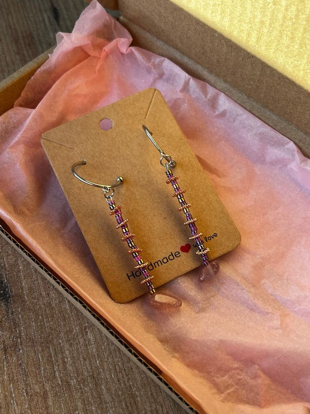 Pendientes hechos a mano rosa y chips cuarzo rosa