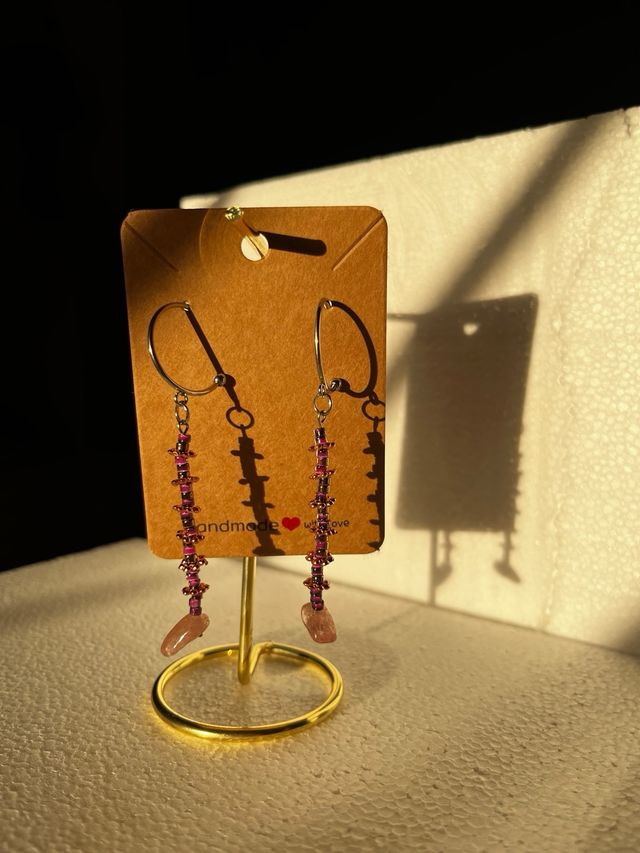 Pendientes hechos a mano rosa y chips cuarzo rosa