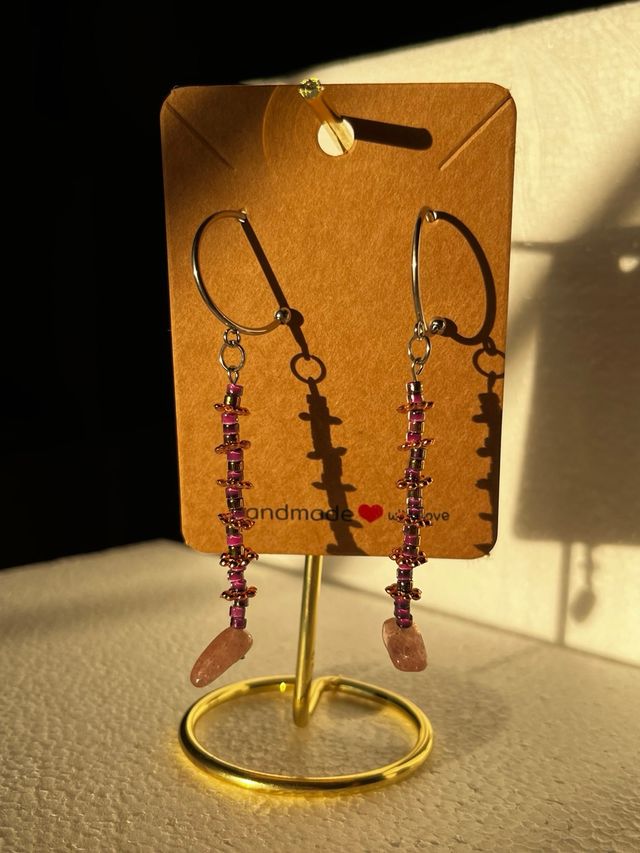 Pendientes hechos a mano rosa y chips cuarzo rosa