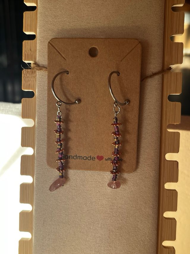 Pendientes hechos a mano rosa y chips cuarzo rosa