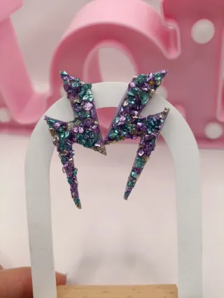 Pendientes Rayo Piedras Artesanales Morado/Verde A