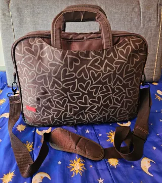 Maletín portátil Trust con estampado de corazones