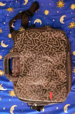 Maletín portátil Trust con estampado de corazones