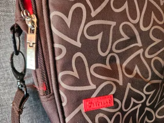 Maletín portátil Trust con estampado de corazones