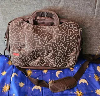 Maletín portátil Trust con estampado de corazones