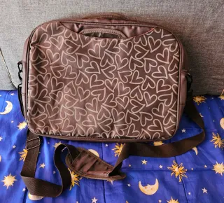 Maletín portátil Trust con estampado de corazones