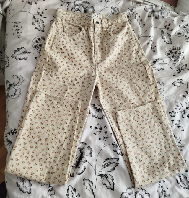 Vaqueros Stradivarius flores