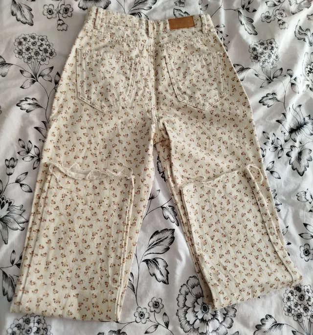 Vaqueros Stradivarius flores