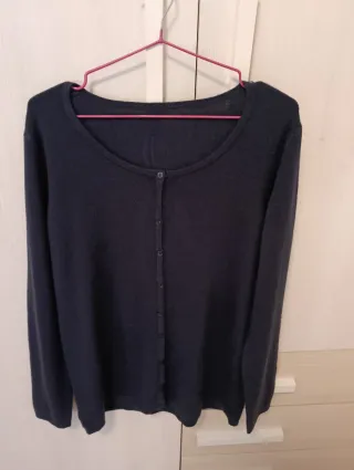 Jersey efecto chaqueta azul.