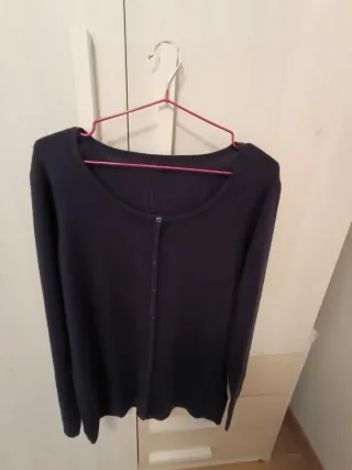 Jersey efecto chaqueta azul.