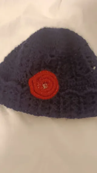 Gorro infantil azul com flor vermelha