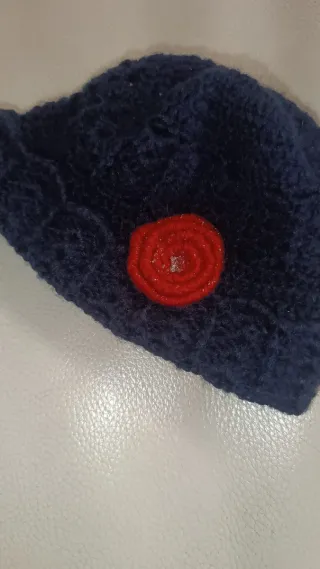 Gorro infantil azul com flor vermelha
