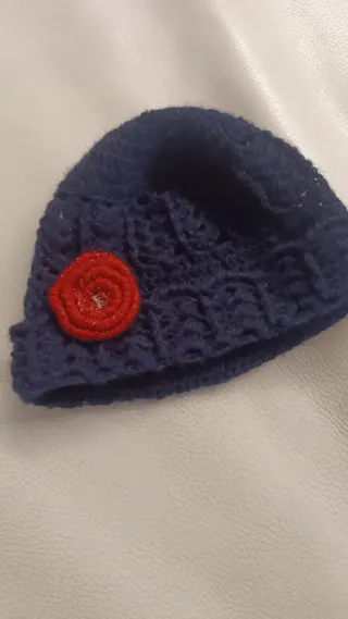 Gorro infantil azul com flor vermelha