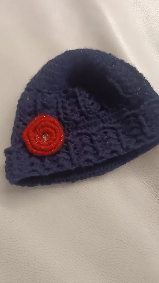 Gorro infantil azul com flor vermelha