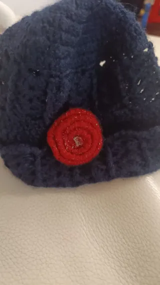 Gorro infantil azul com flor vermelha