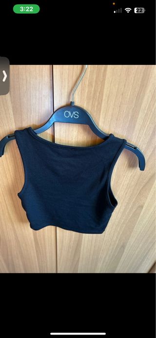 Top nero con cut-out