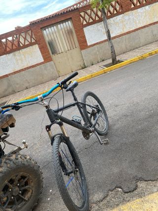 Bicicleta de montaña negra
