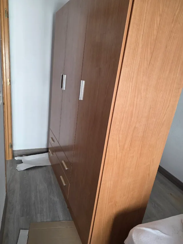 Armario de madera marrón impecable