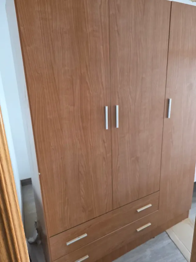 Armario de madera marrón impecable
