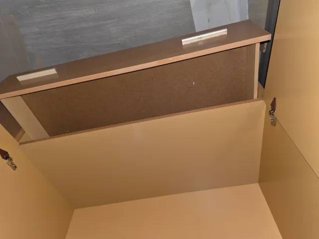 Armario de madera marrón impecable