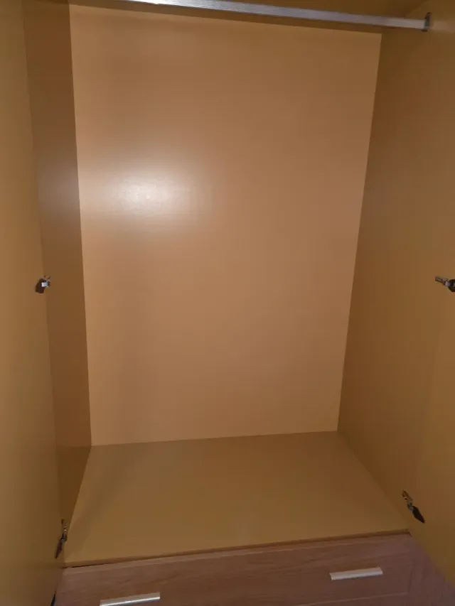 Armario de madera marrón impecable