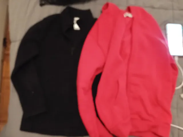 Ropa negra talla 10 y rosa talla 14 de regalo