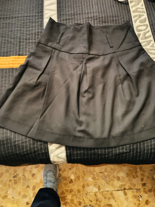 2 Mini Faldas Mujer, la negra de Mango, la otra no