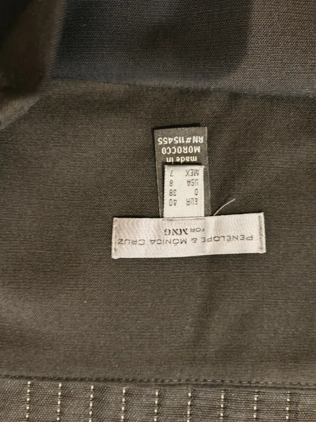 2 Mini Faldas Mujer, la negra de Mango, la otra no