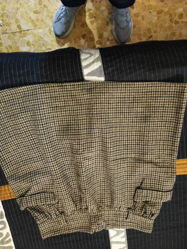 2 Mini Faldas Mujer, la negra de Mango, la otra no