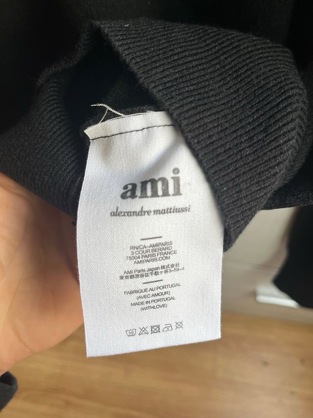 Jersey AMI Paris Negro con corazón rojo