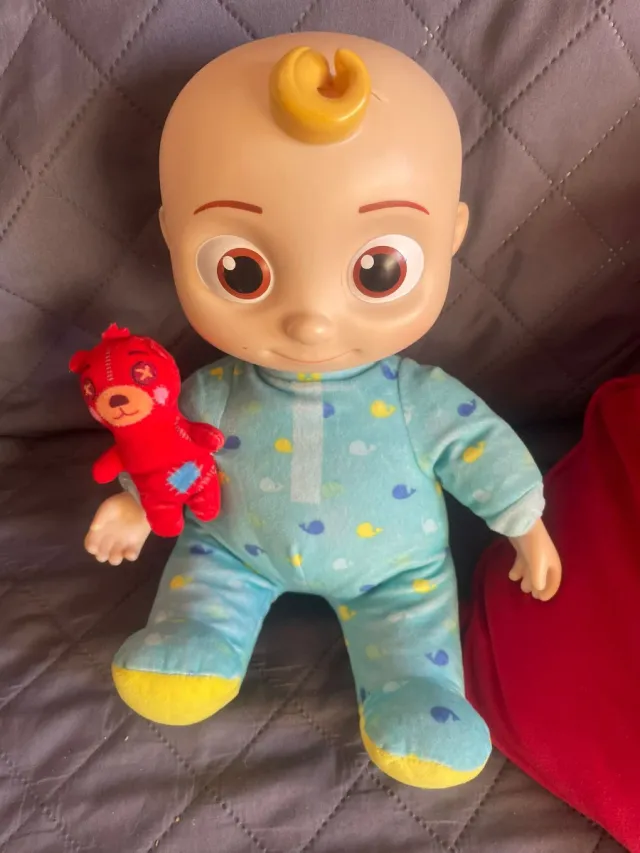 Muñeco JJ Cocomelon con peluche de oso