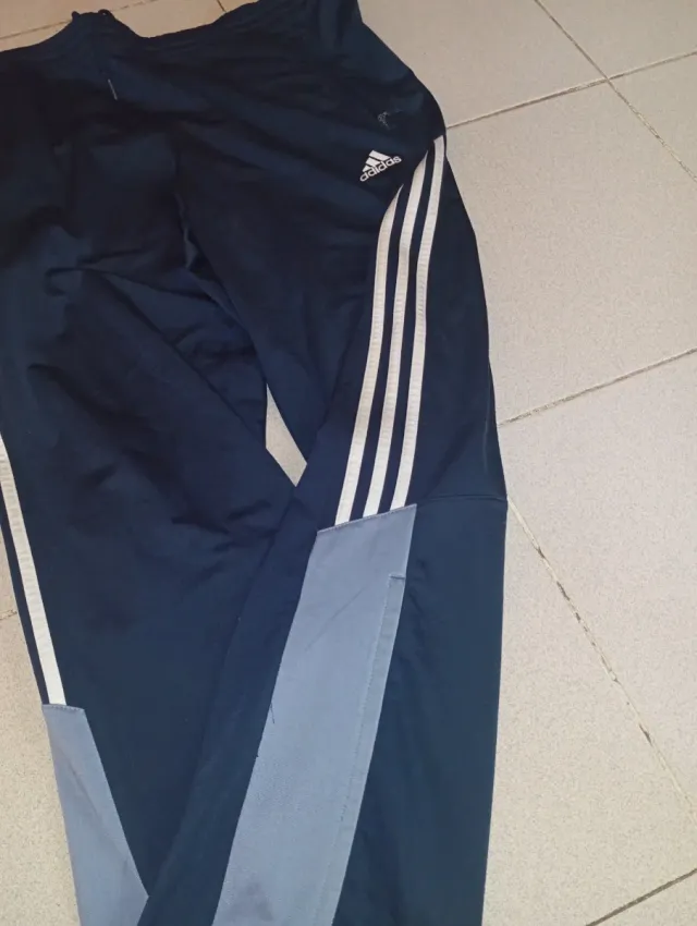 Pantalón deportivo Adidas azul y gris