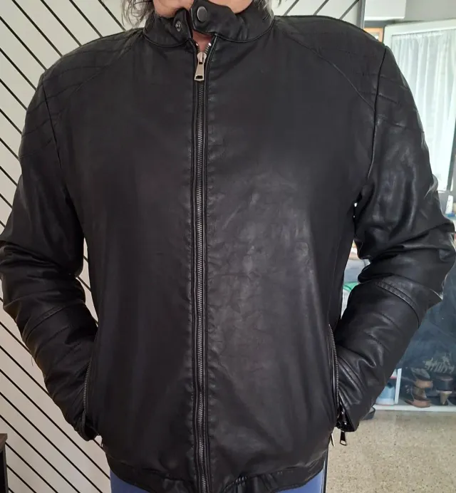 Cazadora negra efecto piel