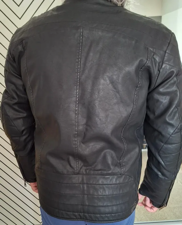 Cazadora negra efecto piel