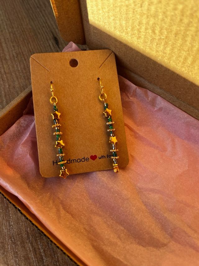Pendientes artesanos con estrellas y tonos verdes