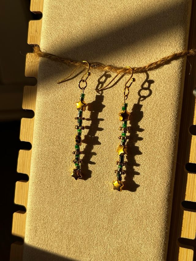 Pendientes artesanos con estrellas y tonos verdes