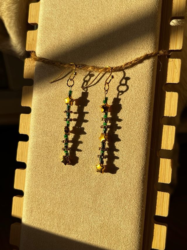 Pendientes artesanos con estrellas y tonos verdes